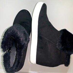 Brash Women’s black boots faux Fur silver zipper like new size 9.5 suede